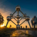Atomium Bruxelles au Golden Hour, allée du Heysel et visiteurs