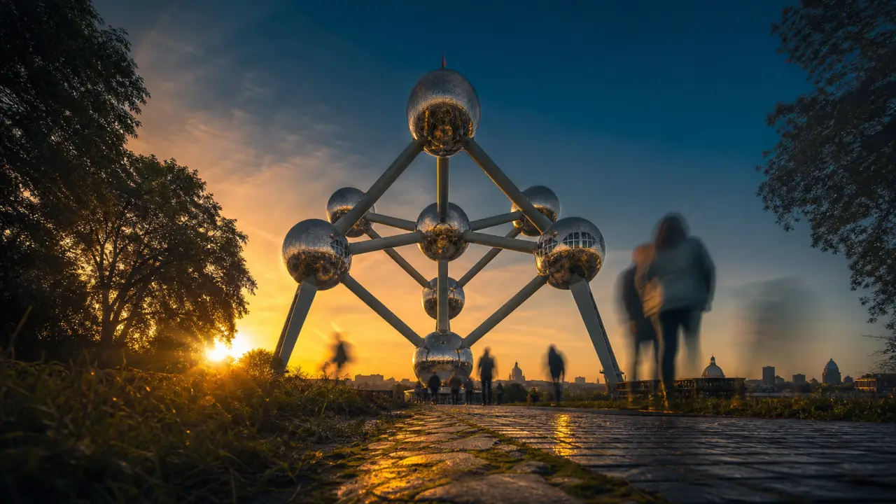Atomium Bruxelles au Golden Hour, allée du Heysel et visiteurs