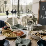Brunch quartier europeen bruxelles sur terrasse : assiettes et cafés latte art
