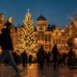 Bruxelles grand place noel : sapin illuminé et chalets sur la Grand-Place