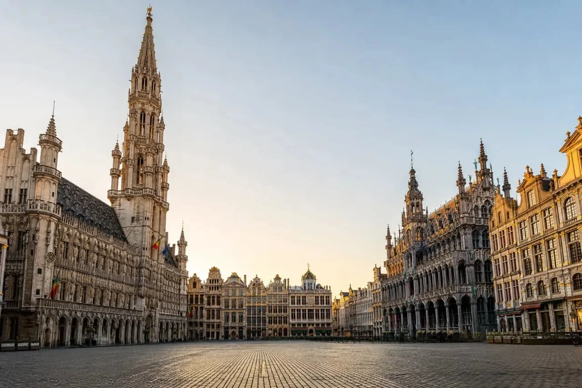 Grand Place Bruxelles bâtiments vus depuis le centre, avec l’Hôtel de Ville et la Maison du Roi