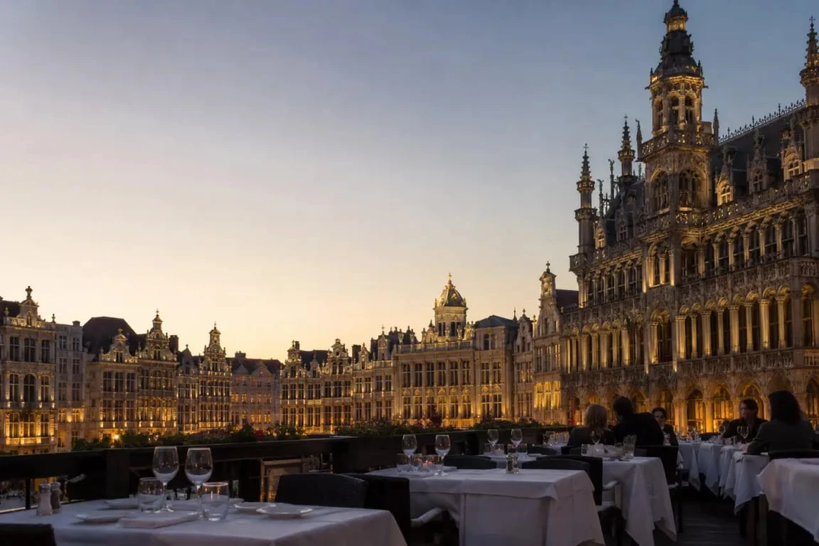 Ambiance de brasserie grand place bruxelles avec terrasse et façades historiques