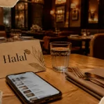 Restaurant halal à Bruxelles : carte Halal sur une table