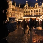 Visiter Bruxelles à Noël : silhouette avec chocolat chaud sur la Grand-Place
