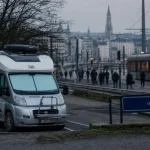 Visiter bruxelles en camping car : camping-car près du tram et panneau LEZ