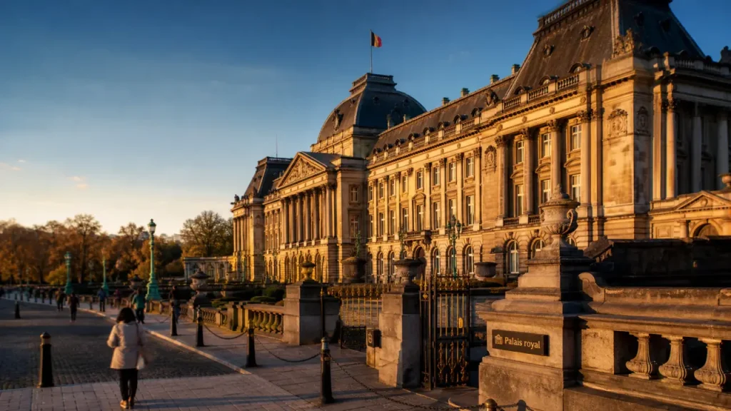 Visiter le palais royal Bruxelles : façade au golden hour, entrée gratuite