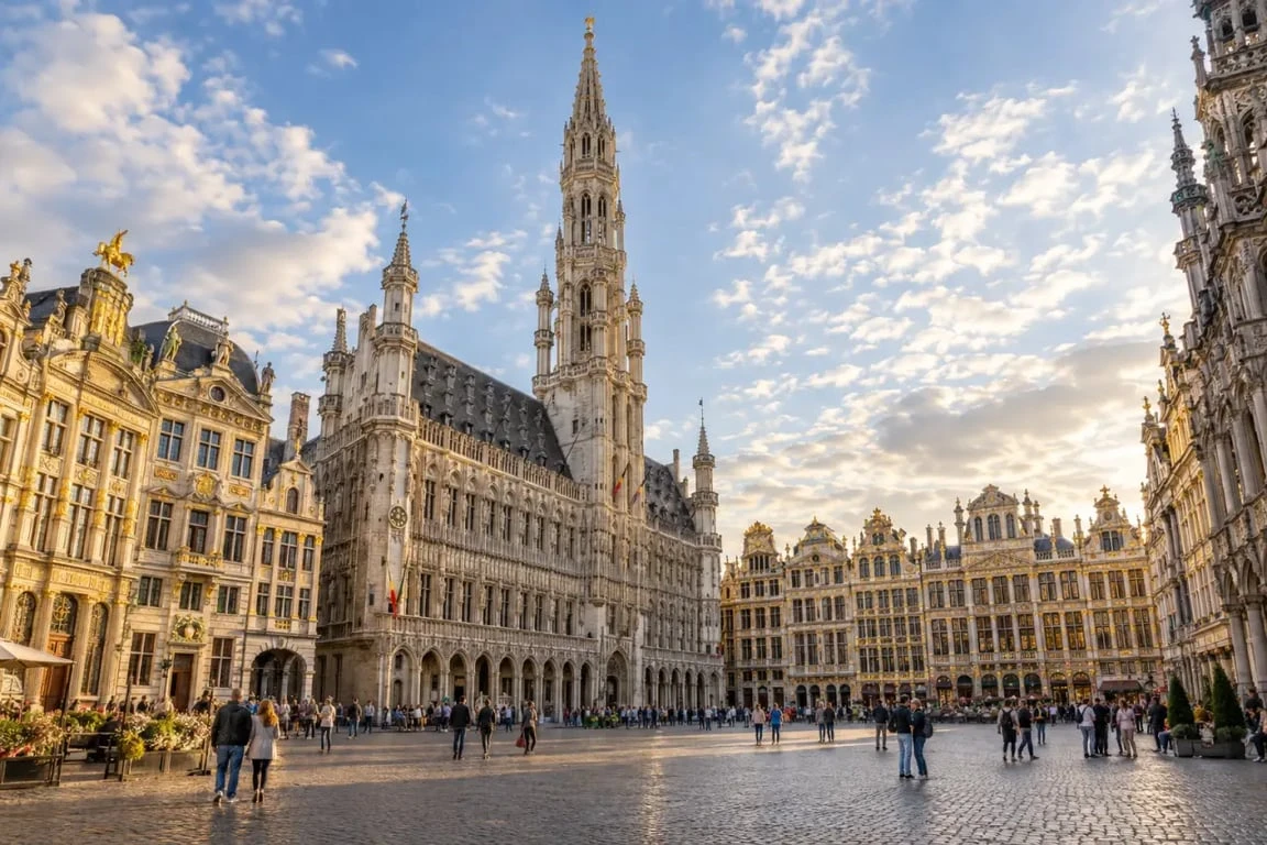 Avis sur grand place de bruxelles : vue de jour des façades historiques et de l’Hôtel de Ville