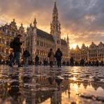 Grand place bruxelles aujourd’hui : vue avec Hôtel de Ville et flèche