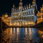Illumination grand place bruxelles, façade éclairée et file de spectateurs