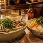 Restaurants vietnamiens bruxelles : phở et bò bún fumants, herbes fraîches
