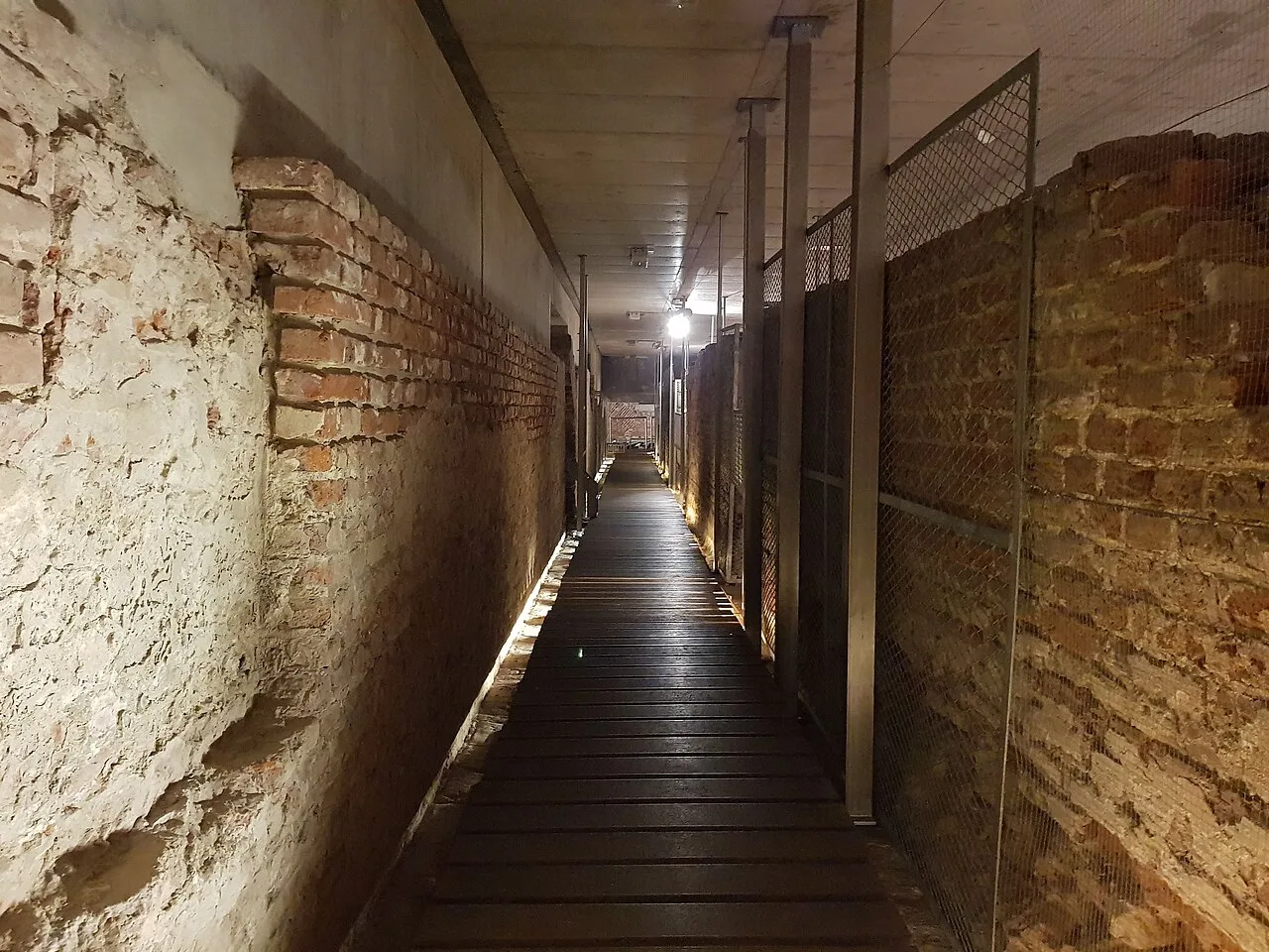 Vestiges souterrains du palais du Coudenberg, photographiés en 2019