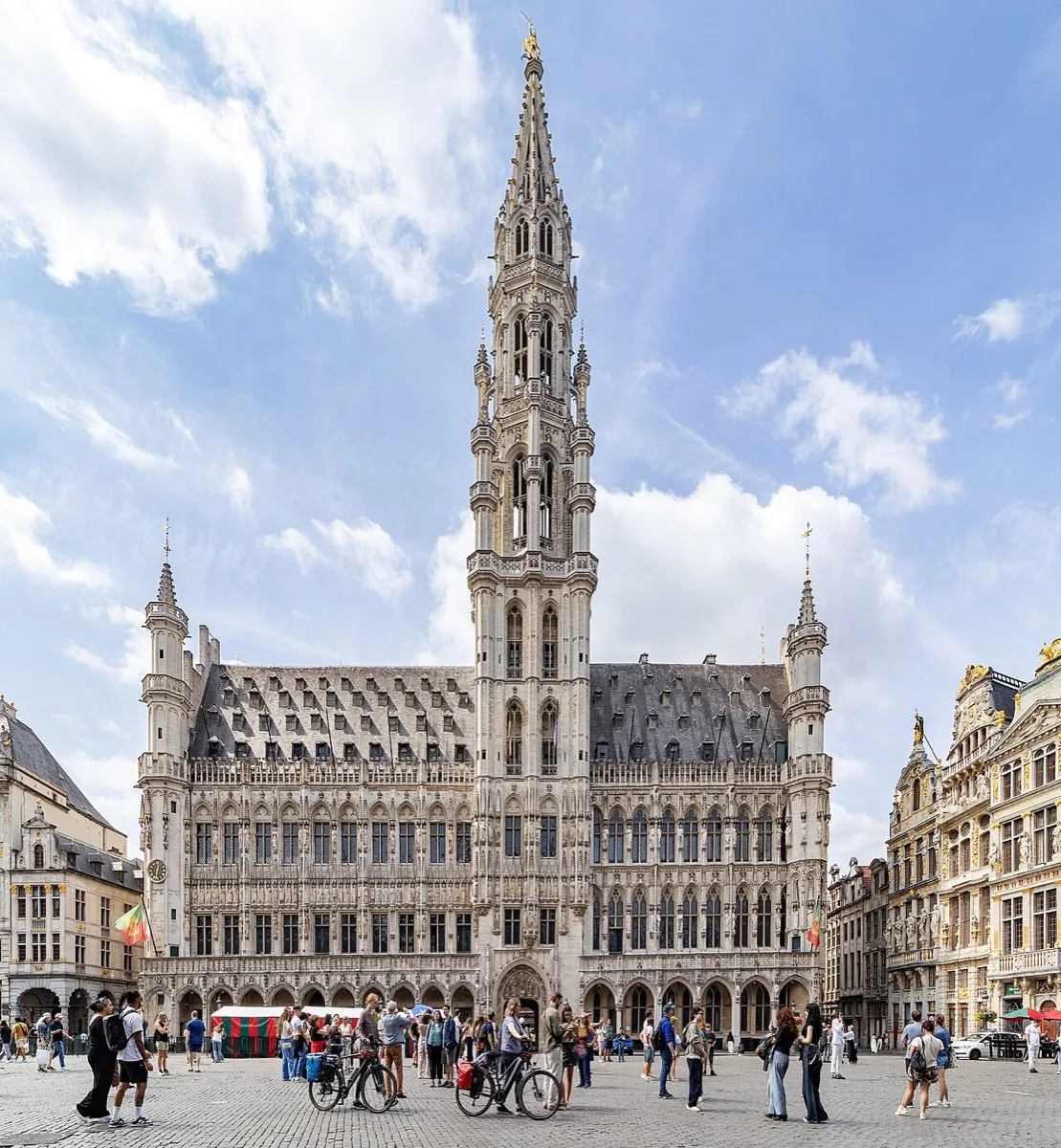 Façade et tour de l’Hôtel de Ville sur la Grand-Place de Bruxelles