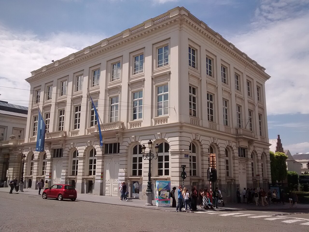 Façade du Musée Magritte sur la place Royale, photographiée en juin 2016