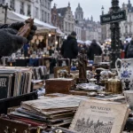 Quartier brocante bruxelles aux Marolles : table de brocante et façades anciennes